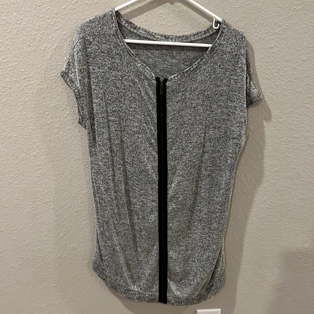 Maddi m grey tunic women’s size large. Zip up back. Very cute on!